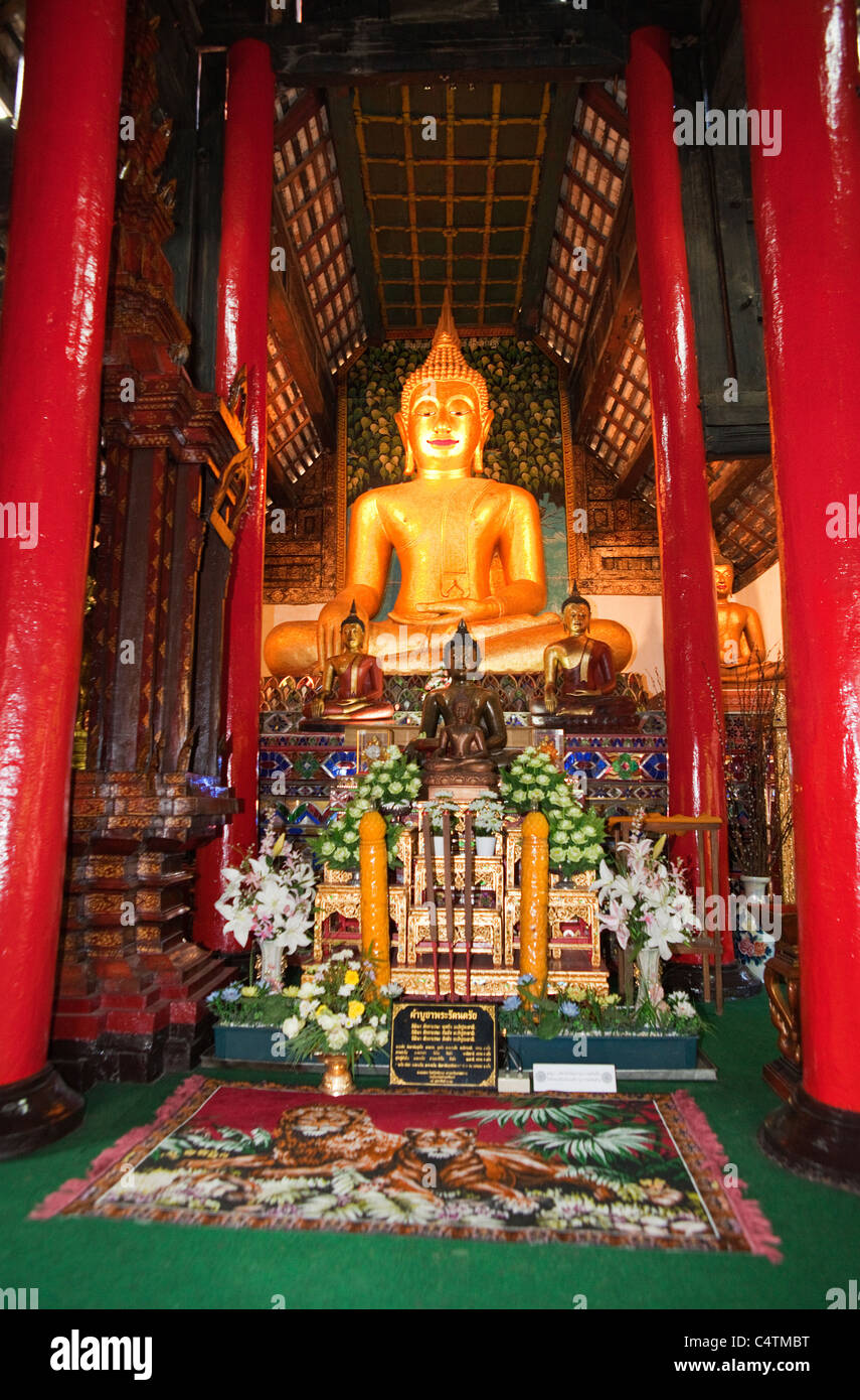 Une statue de Bouddha dans un temple, Thaïlande Banque D'Images Une statue de Bouddha dans un temple, Thaïlande Banque D'Images