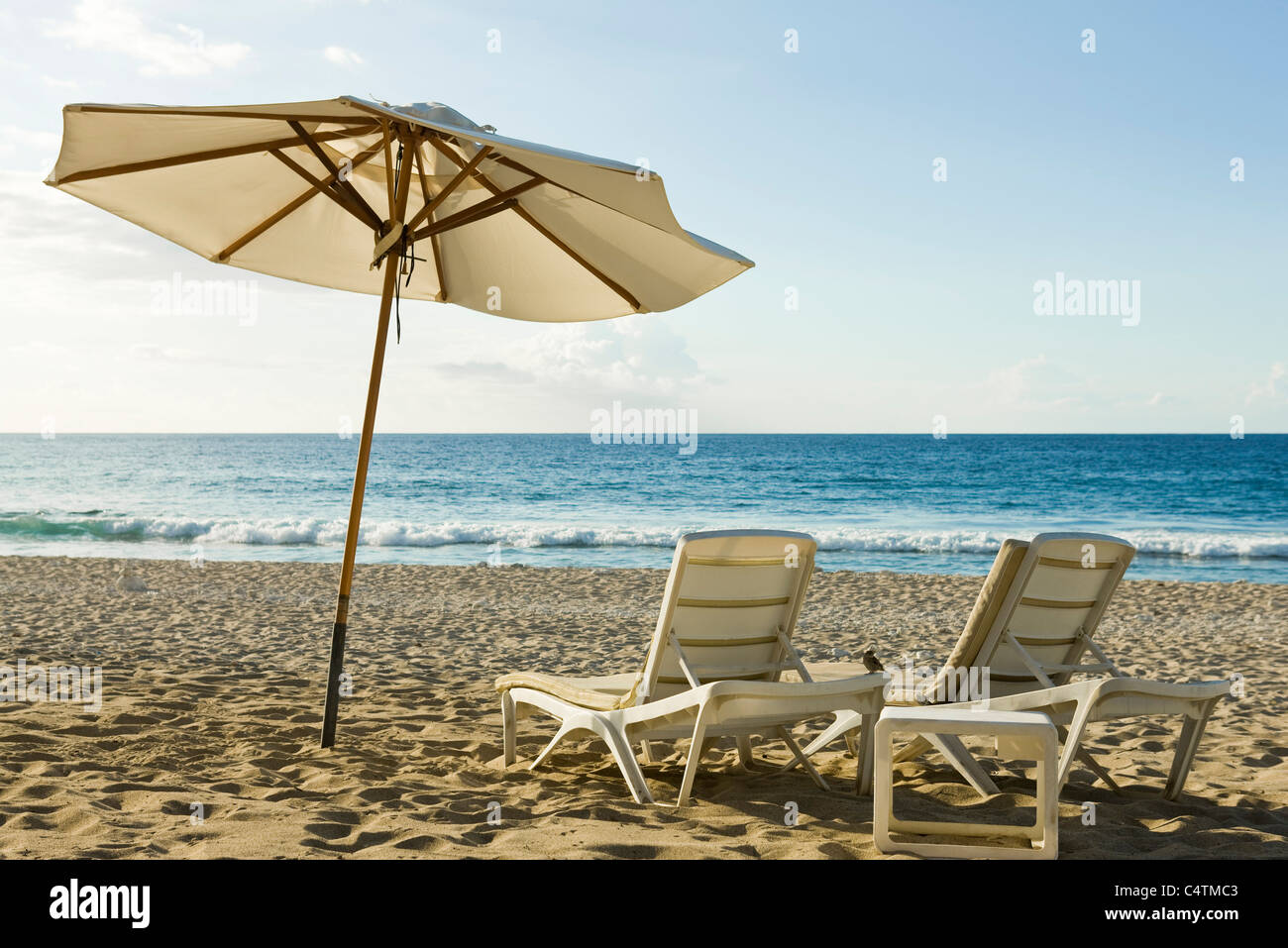 Parasol et chaises longues sur la plage Photo Stock - Alamy