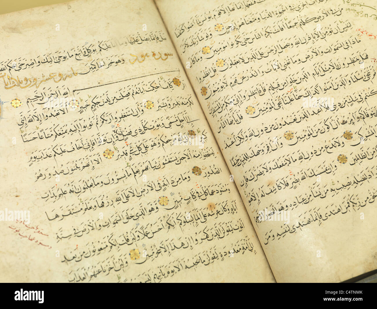 Photo Gros plan du Coran écrit en 1464 Banque D'Images