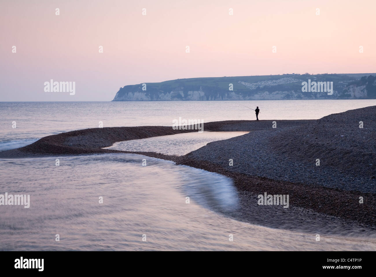 À la tombée de la pêche sur la plage de Seaton. Devon. L'Angleterre. UK. Banque D'Images