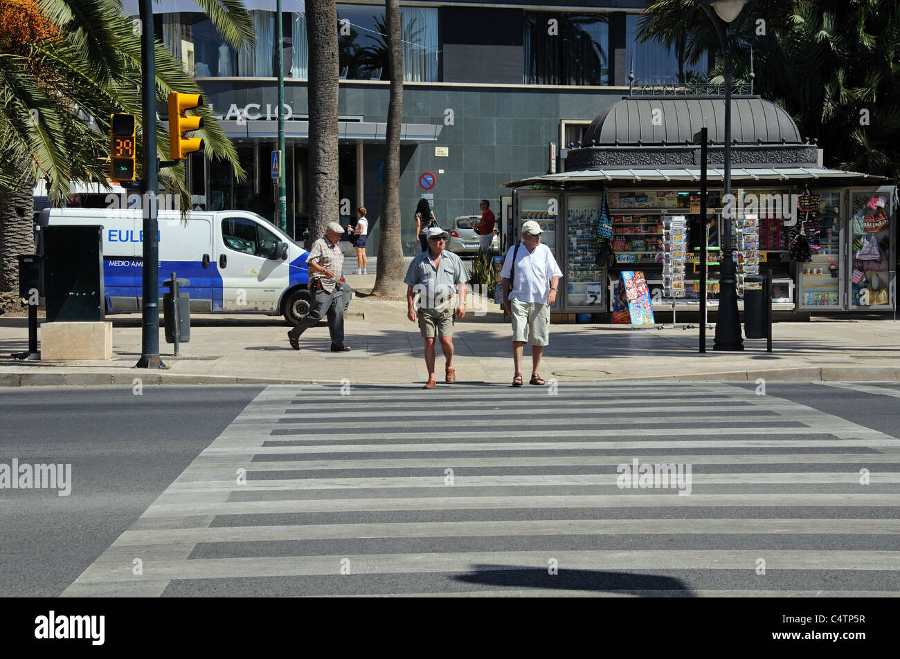 Les gens de passage pour piétons, Malaga, Costa del Sol, la province de Malaga, Andalousie, Espagne, Europe de l'Ouest. Banque D'Images