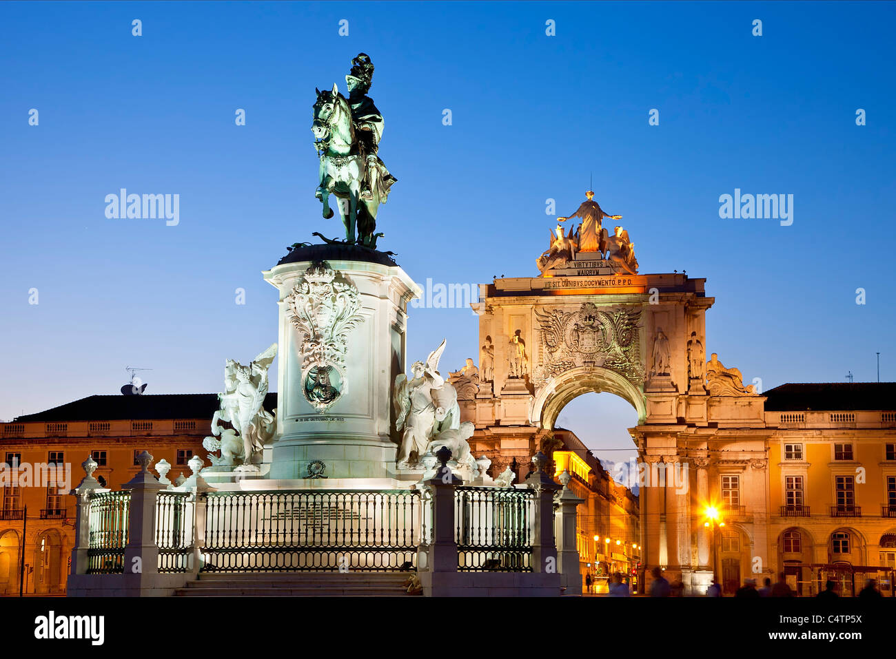 L'Europe, Portugal, Lisbonne, Statue du Roi Jose je par Joaquim Machado de Castro sur Praca do Comercio Banque D'Images