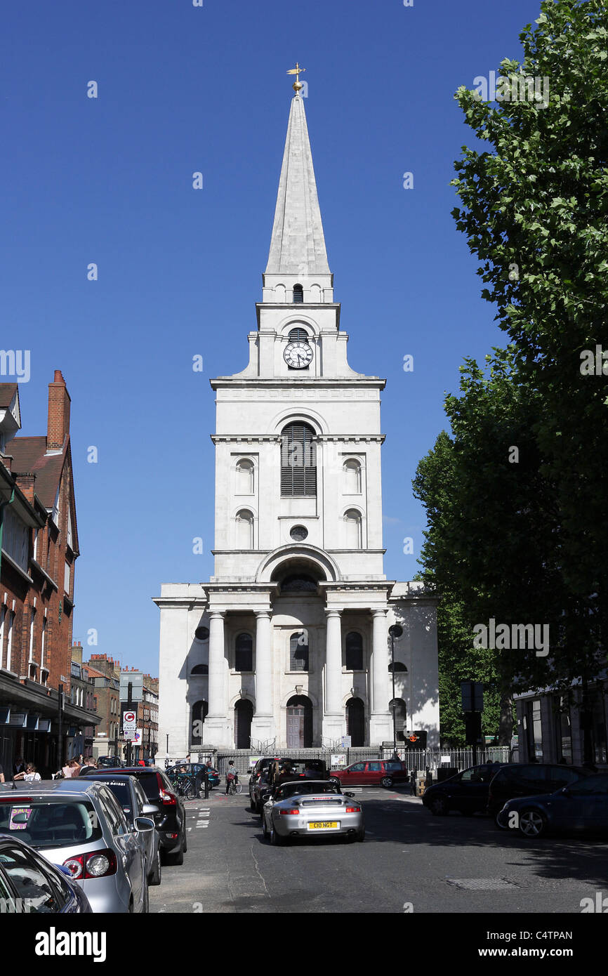 CHRIST CHURCH SPITALFIELDS, conçu par l'architecte Nicholas Hawksmoor il a été construit entre 1710-1729, vu de Brushfield Street. Banque D'Images