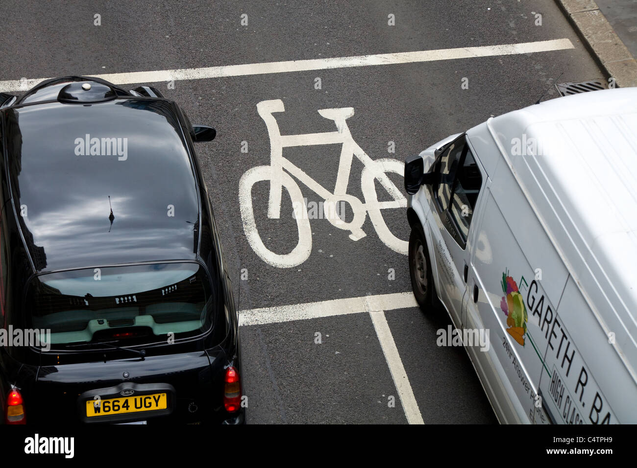 Ligne d'arrêt avancée (ASL) désignés pour les cyclistes / peint fort junction pour location / vélo / randonnée / lanes / lane. Londres. Une location de véhicule taxi taxi noir est dans la boîte Banque D'Images