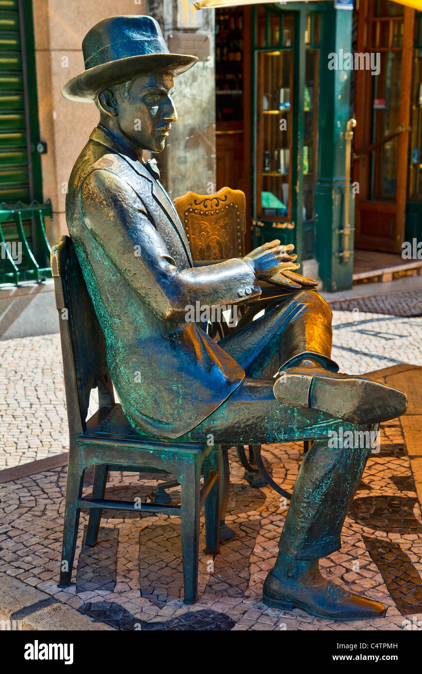 Lisbonne, statue de Fernando Pessoa dans quartier du Chiado Banque D'Images
