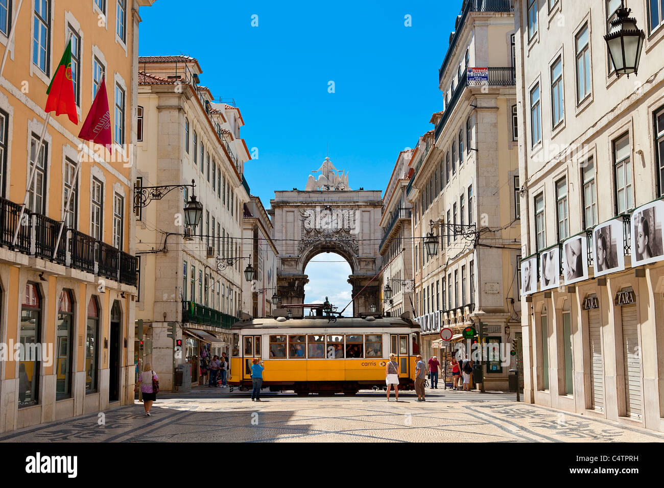 L'Europe, Portugal, Lisbonne, la Rua Augusta menant à l'Arc de Triomphe à Praca do Comercio Banque D'Images