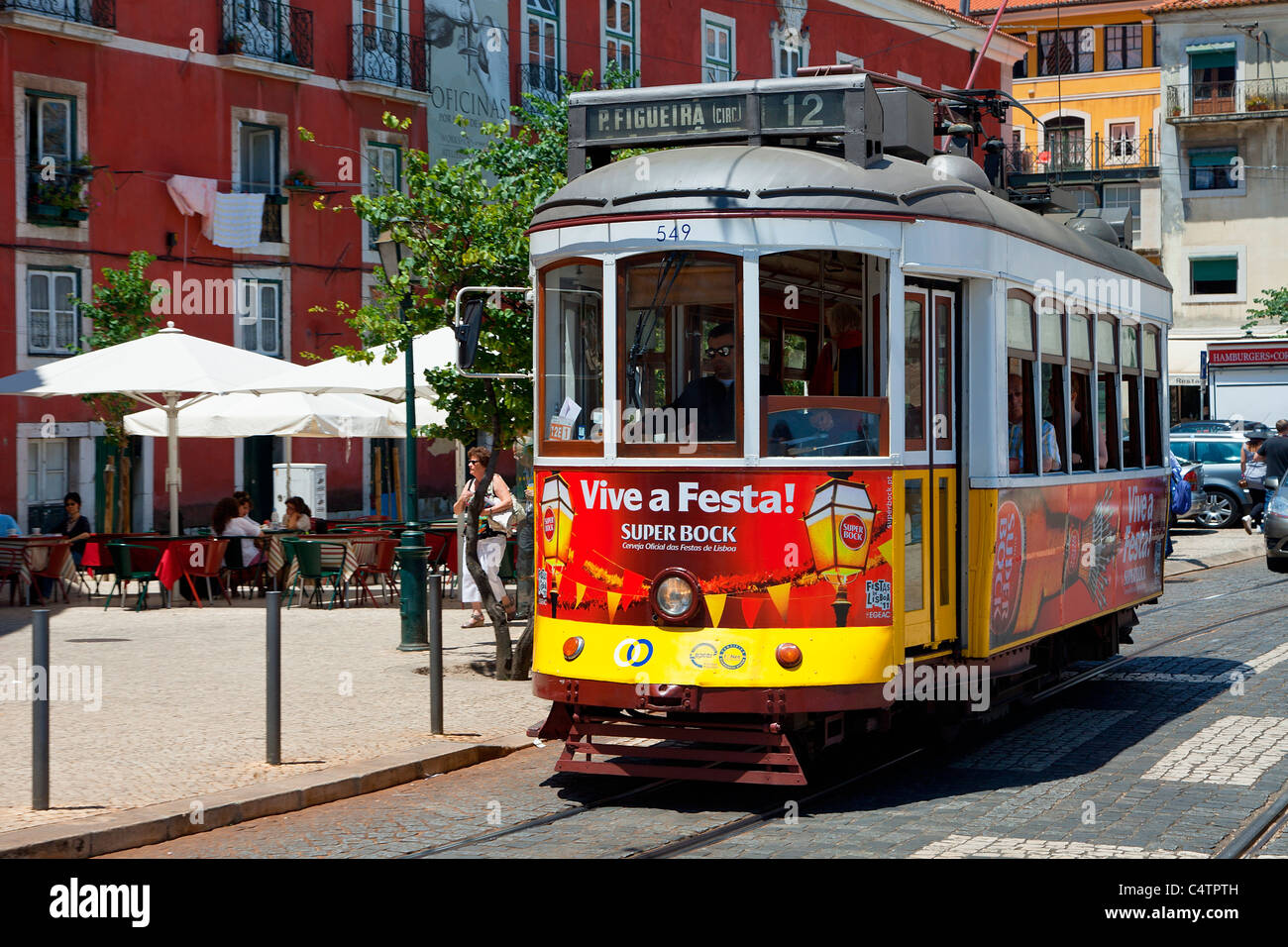 L'Europe, Portugal, Lisbonne, Streetcar dans Alfama Banque D'Images