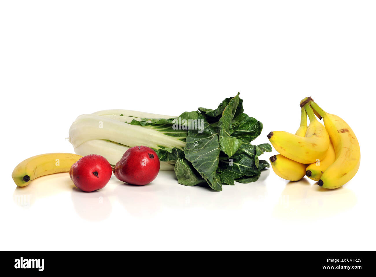 Fruits et légumes sur fond blanc avec des réflexions Banque D'Images
