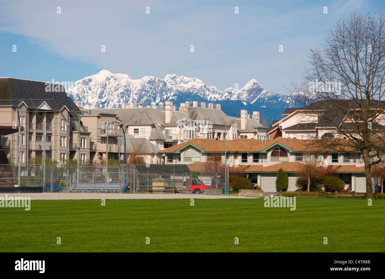 Maisons et condos avec Golden Ears montagnes derrière, Port Coquitlam, BC, Canada Banque D'Images