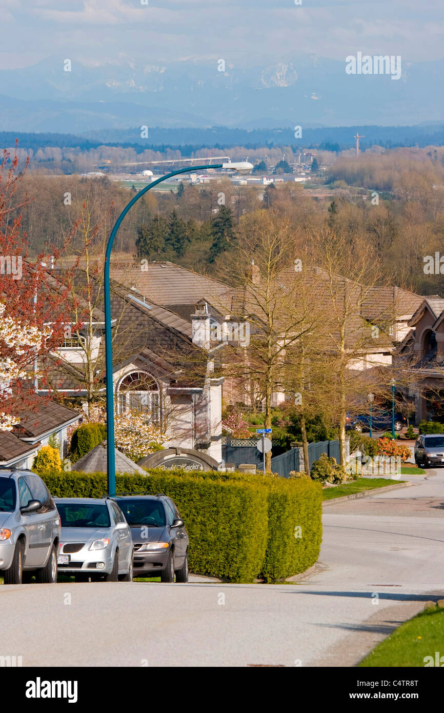 Citadelle Heights Community avec les montagnes et la construction de ponts derrière, Port Coquitlam, BC, Canada Banque D'Images