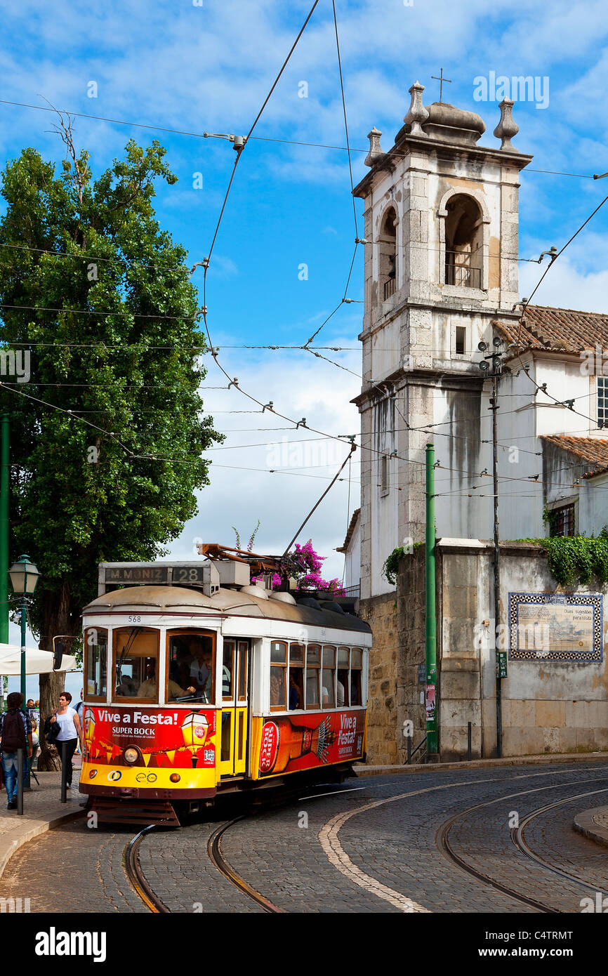 Portugal, Lisbonne, le tramway à l'Alfama District. Banque D'Images