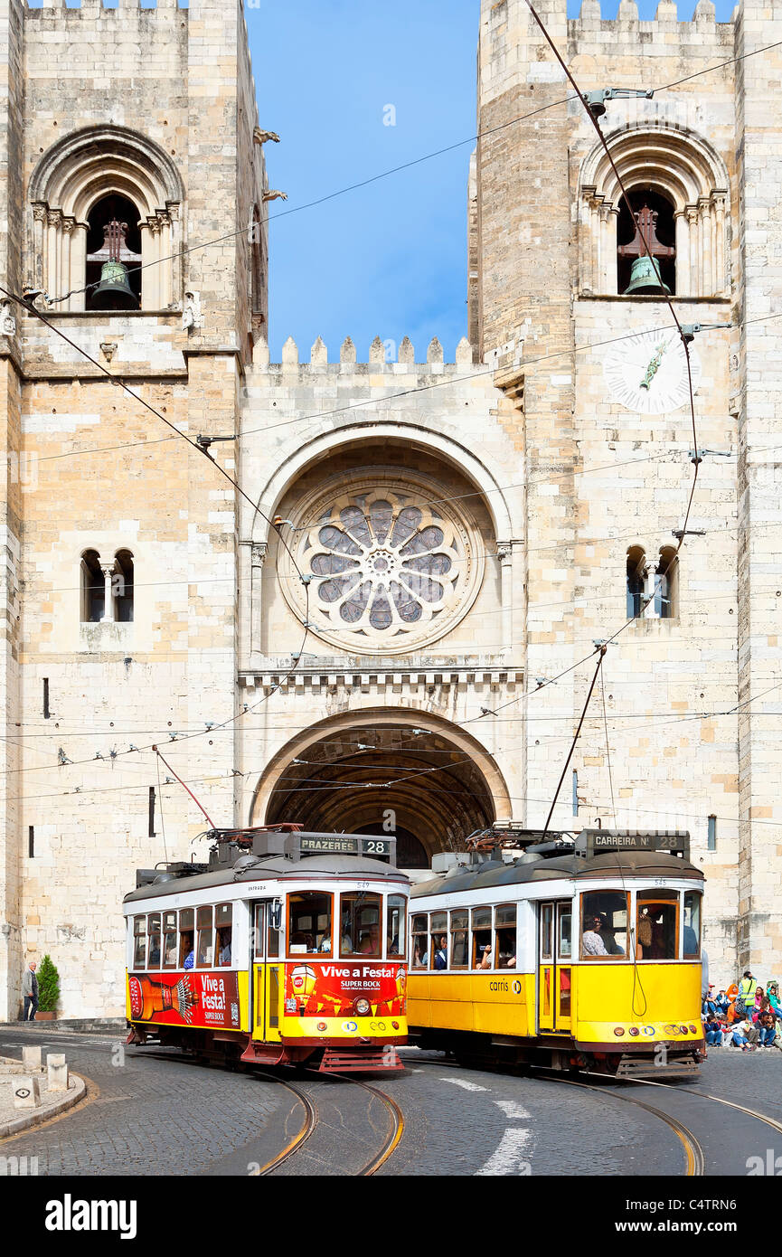 L'Europe, Portugal, Lisbonne, Alfama, la cathédrale se patriarcal et le tramway Banque D'Images