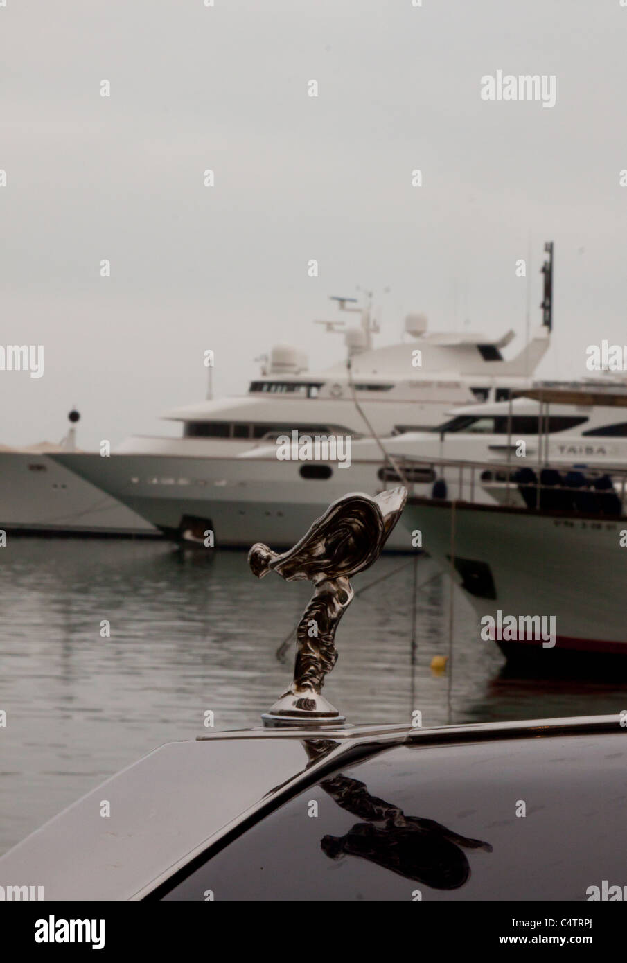Rolls Royce ailes devant de yachts de luxe dans le port de Puerto Banus, Marbella, Espagne sur une journée légèrement nuageux Banque D'Images Rolls Royce ailes devant de yachts de luxe dans le port de Puerto Banus, Marbella, Espagne sur une journée légèrement nuageux Banque D'Images