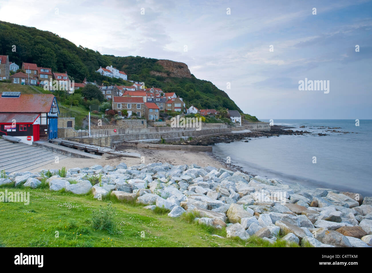 Village côtier pittoresque (falaises, cottages attrayants, plage de sable, mer calme, cale, station de canot de sauvetage) - Runswick Bay, North Yorkshire, Angleterre, Royaume-Uni. Banque D'Images