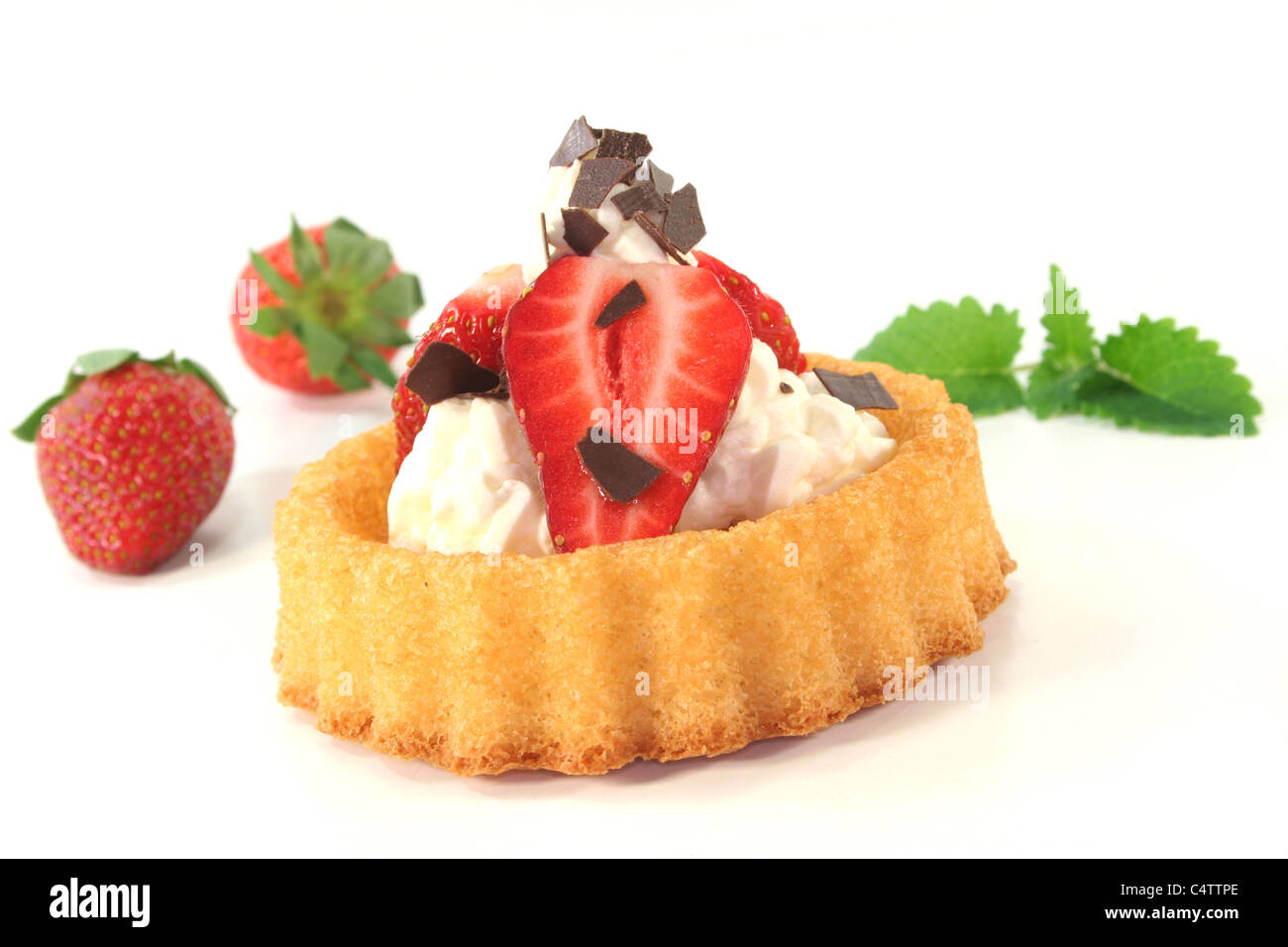 Gateau Aux Fraises Avec De La Creme Fouettee Et De Vermicelles De Chocolat Photo Stock Alamy