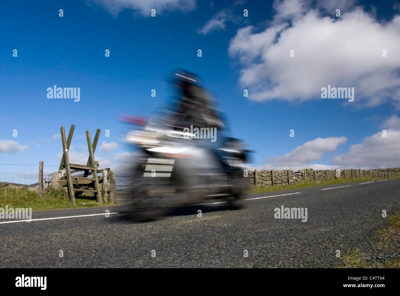 Moto vitesse floue sur route de montagne. Le Dartmoor, dans le Devon, Angleterre Banque D'Images