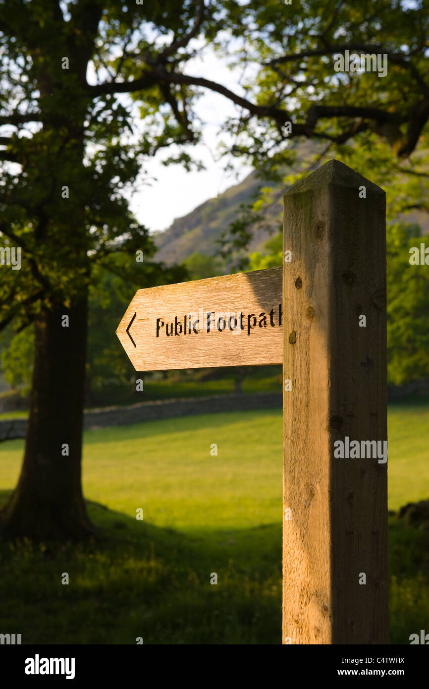Sentier Public sign post dans le Parc National de Lake District UK Banque D'Images