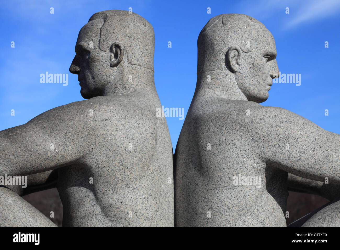 Sculpture de deux hommes assis dos à dos dans l'Oslo Vigeland Park Banque D'Images