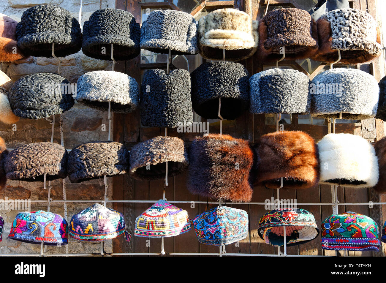 Ouzbékistan - Boukhara - boutique de chapeaux traditionnels d'affichage à  vendre Photo Stock - Alamy