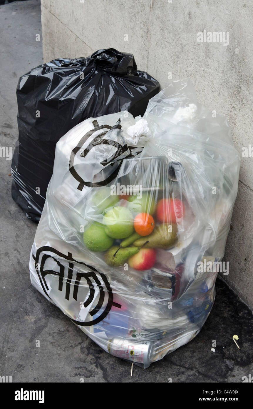 De bons fruits jetés. Nourriture gaspillée. Recyclage pauvres. Foutaise. Sacs poubelle. London UK Banque D'Images