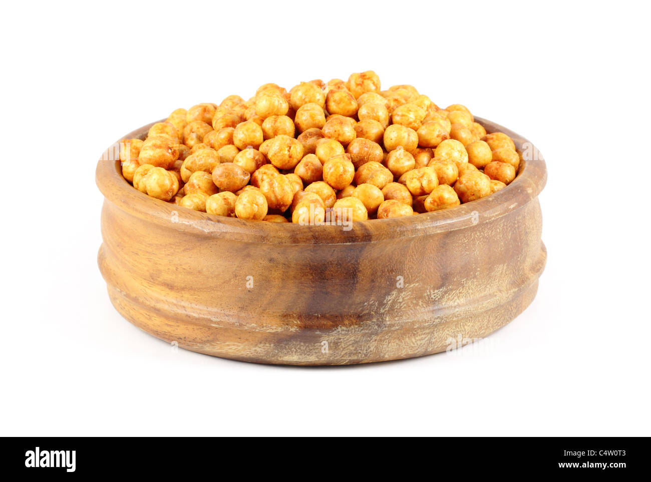 Channa - pois chiches épicés frits dans un bol en bois isolé sur un fond blanc. Banque D'Images