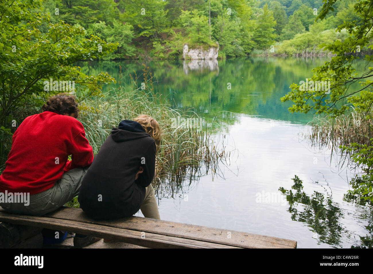 Le repos des touristes à Plitvicka Jezera, le parc national des Lacs de Plitvice, Croatie, Lika-Senj Banque D'Images