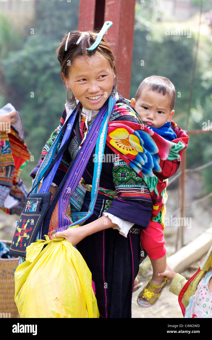 La minorité Hmong noir Ehtnic Femme portant enfant au Vietnam Banque D'Images