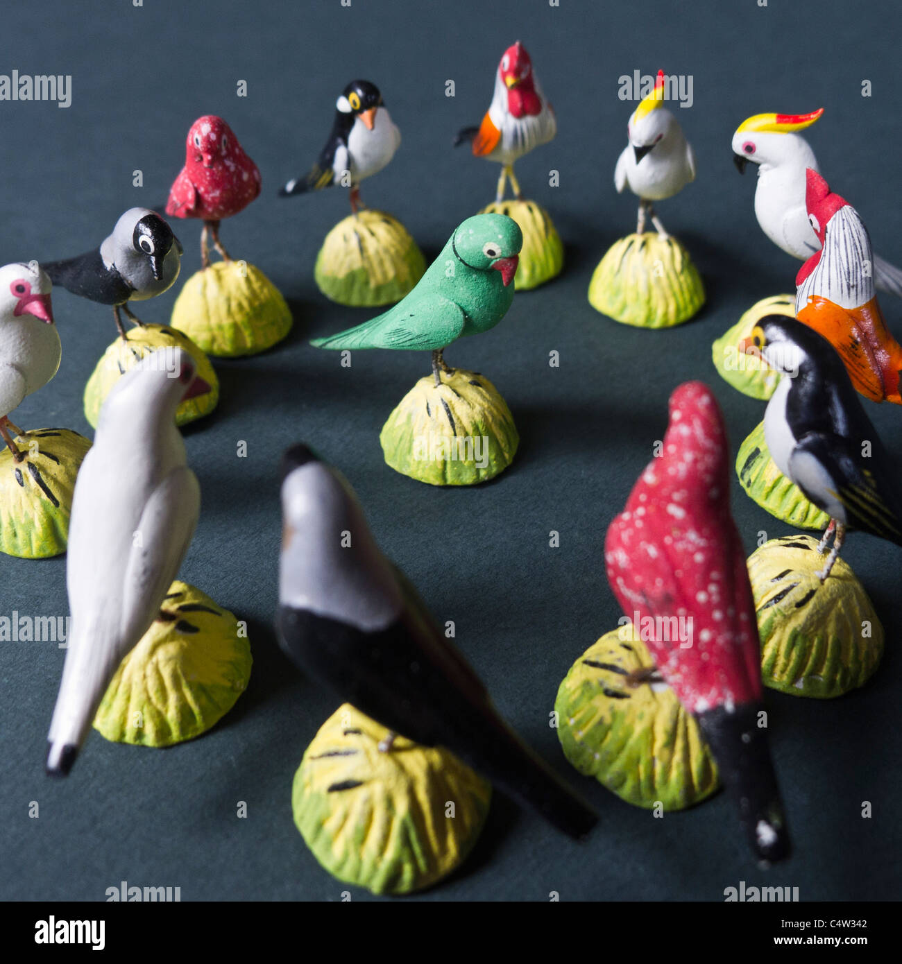 Modèles miniatures d'oiseaux disposés en cercle avec un au centre. Banque D'Images