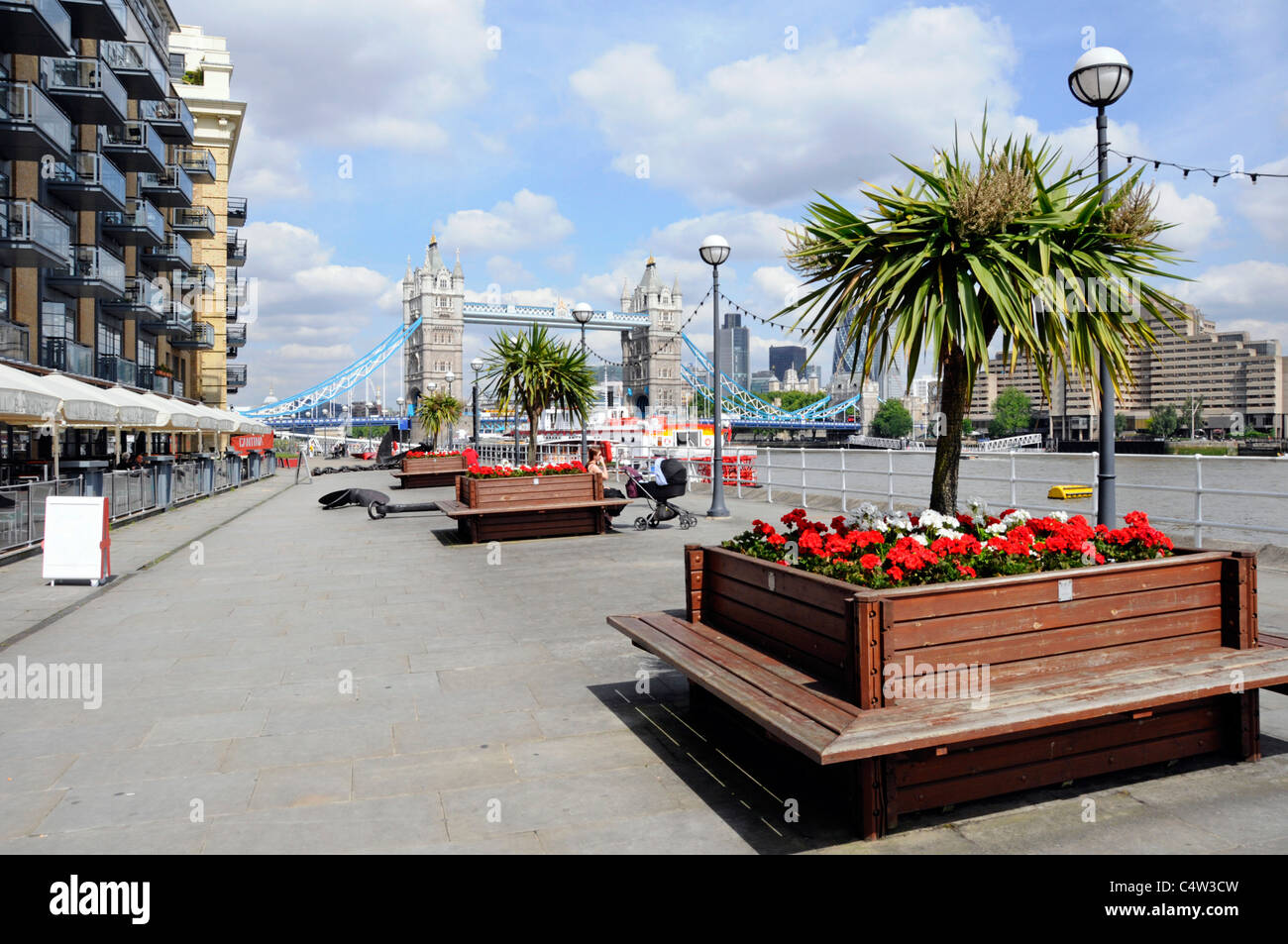 Jardinière de fleurs d'été sur la promenade Thames Path Butlers Wharf appartements et restaurants Shad Thames région de Bermondsey Londres Angleterre Royaume-Uni Banque D'Images