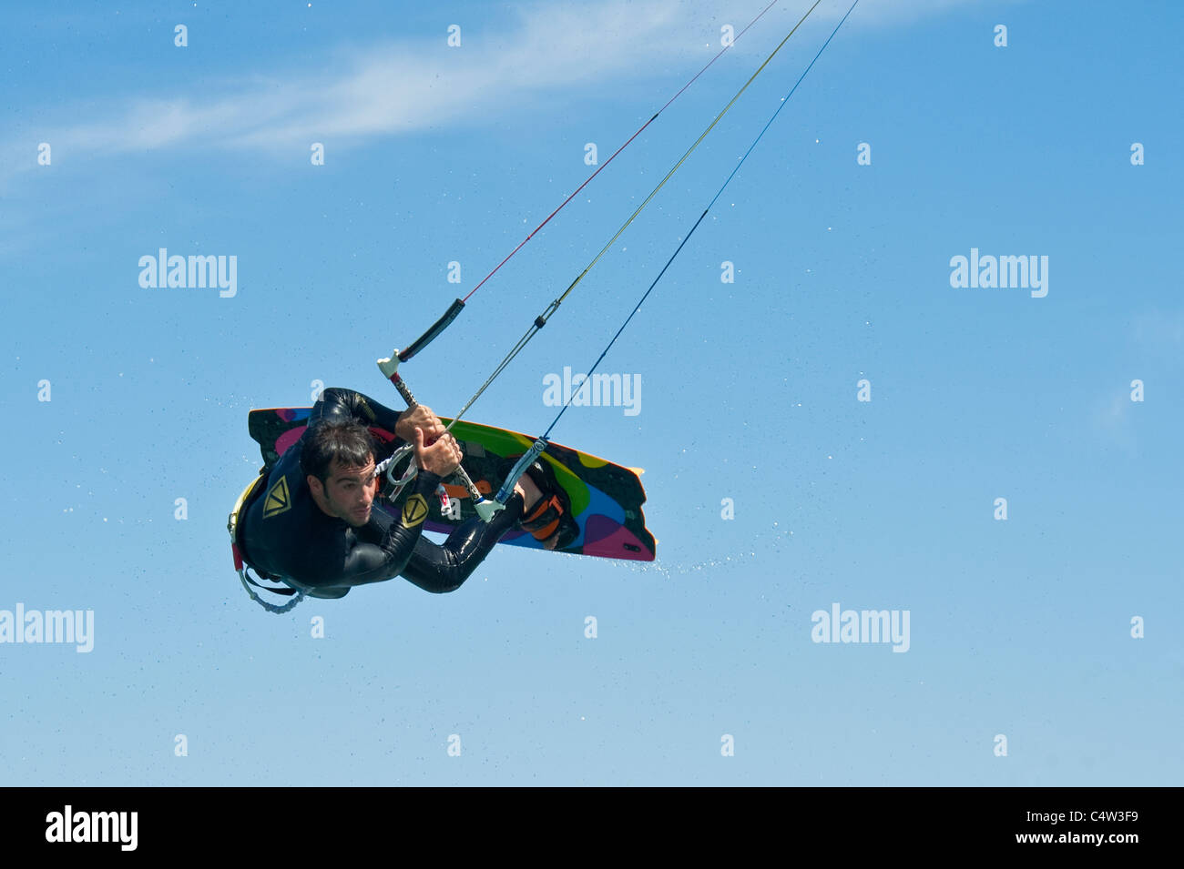 Une vue en gros plan d'un kite surfer au milieu d'un saut à la station d'Eilat en Israël. Banque D'Images