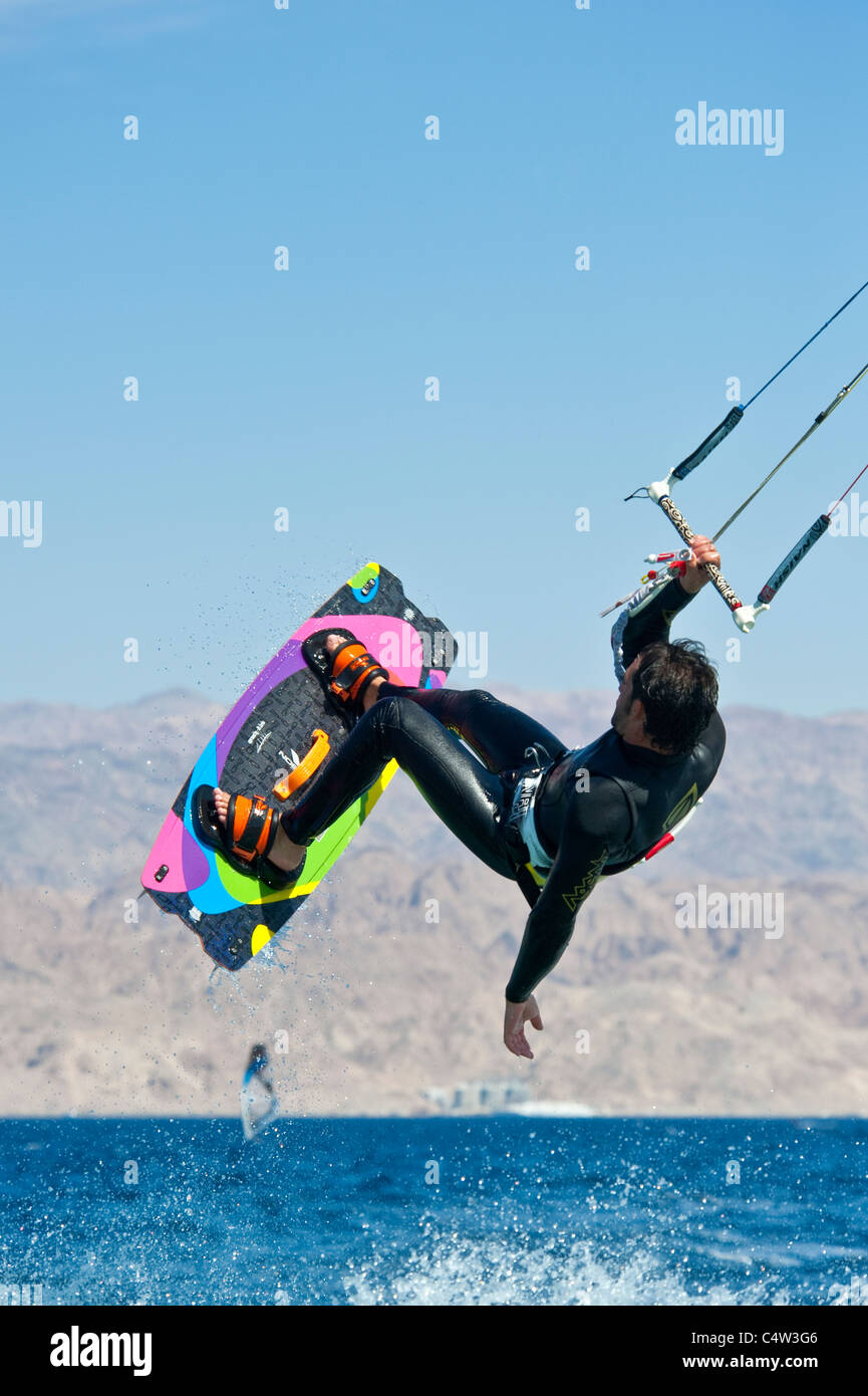 Une vue en gros plan d'un kite surfer au milieu d'un saut à la station d'Eilat en Israël. Banque D'Images