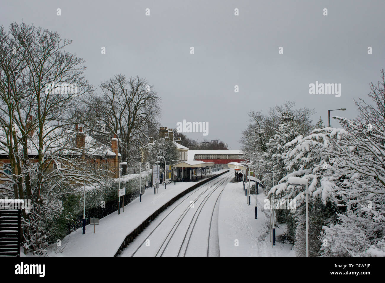 Les voies de chemin de fer et la gare de Teddington couvertes de neige après une importante chute de neige en hiver, tous les trains annulés de et vers Londres Banque D'Images