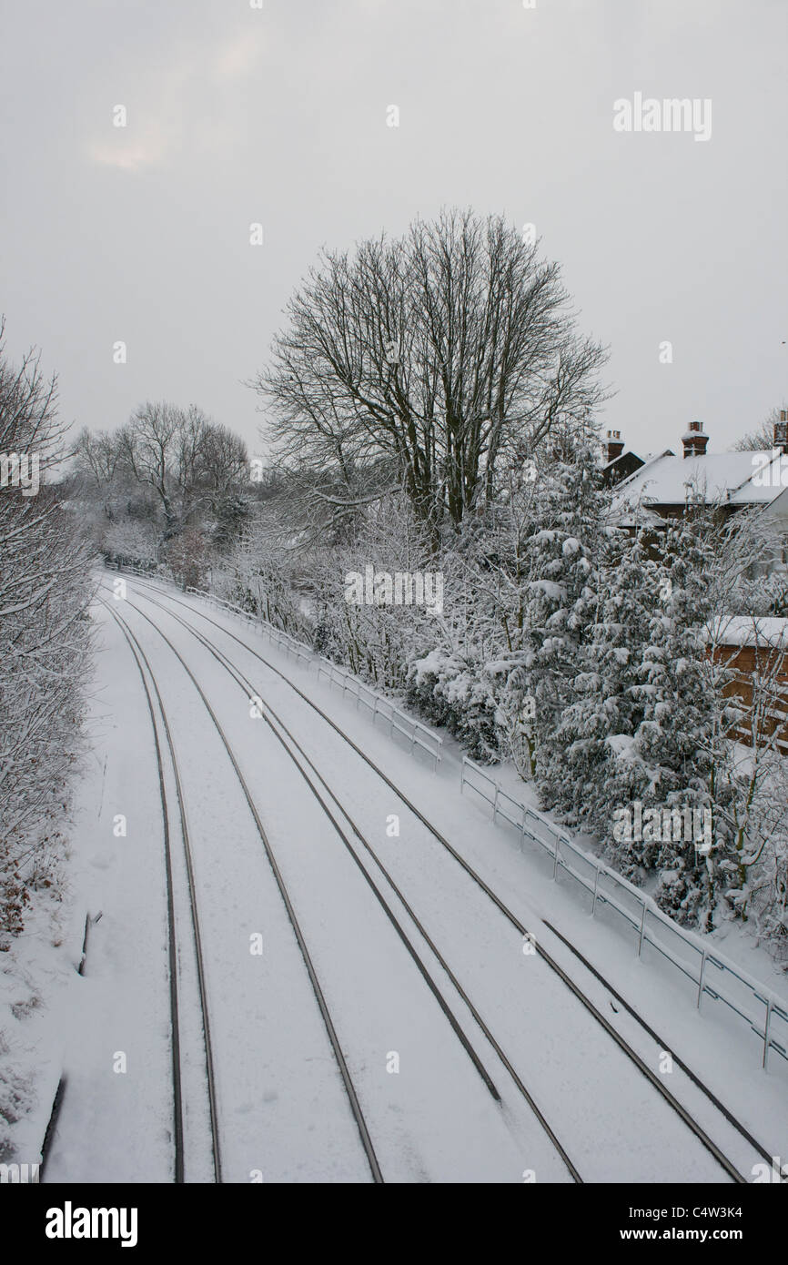 Les voies de chemin de fer à Teddington couvert de neige après une importante chute de neige en hiver avec tous les trains annulés de et vers Londres Banque D'Images