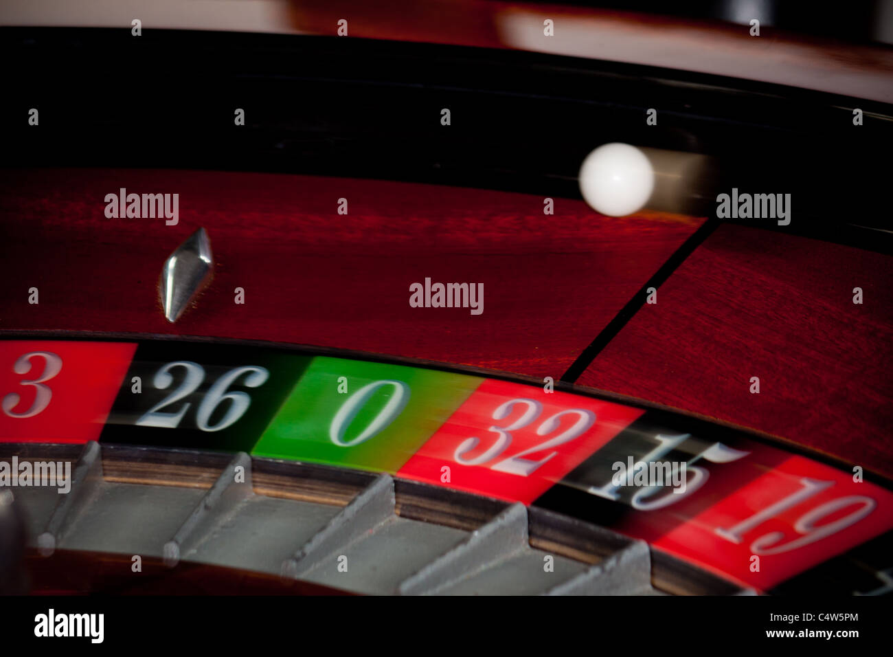 Casino Roulette Européenne balle en jeu Banque D'Images