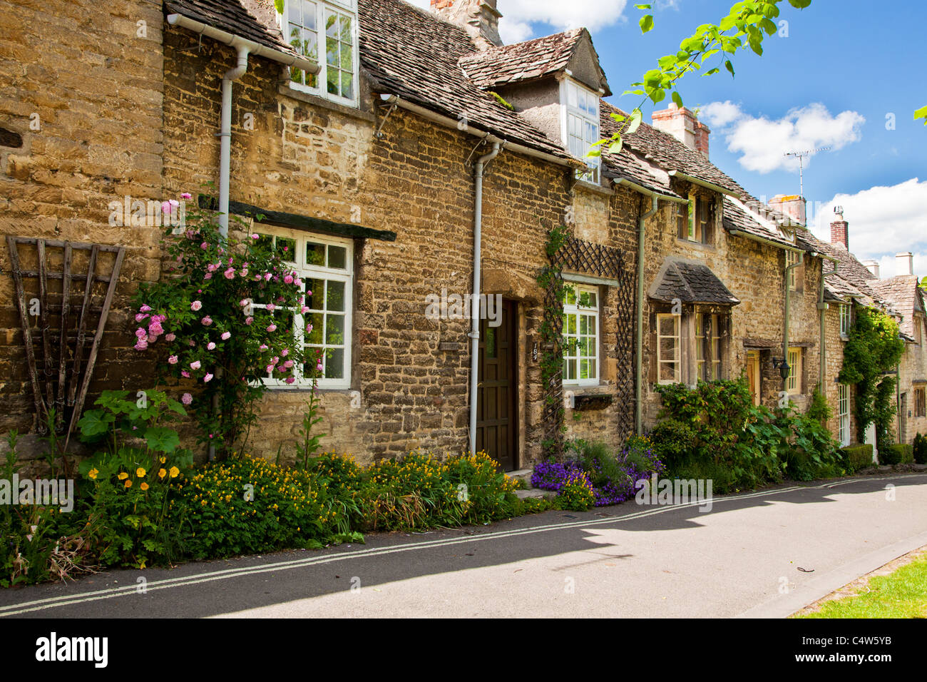 Rangée de jolis cottages en pierre de Cotswold dans la ville touristique de Burford, Oxfordshire, England, UK Banque D'Images