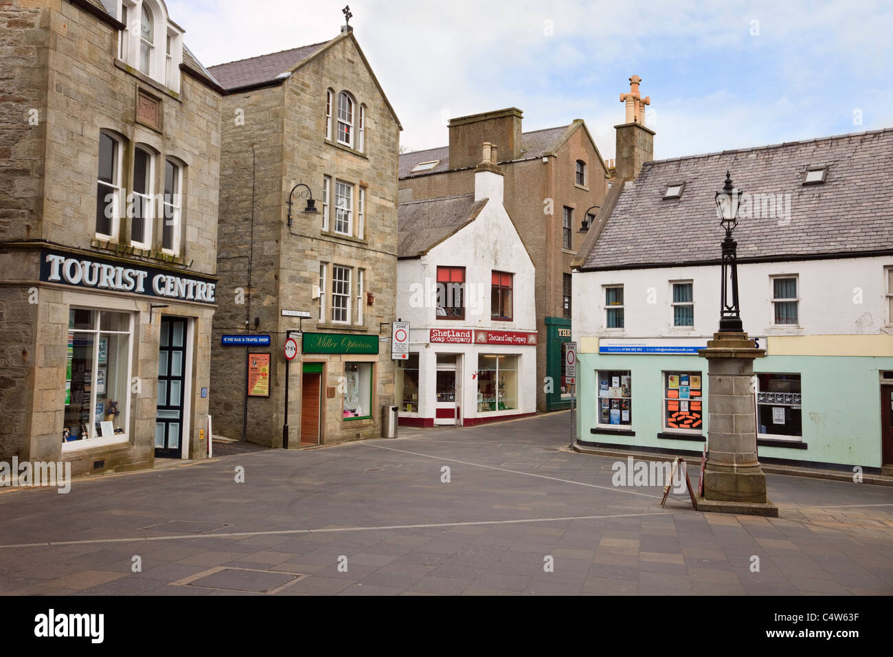 Les boutiques du marché et centre d'information touristique de la place de la ville. Lerwick, Shetland, Scotland, UK, Grande-Bretagne Banque D'Images