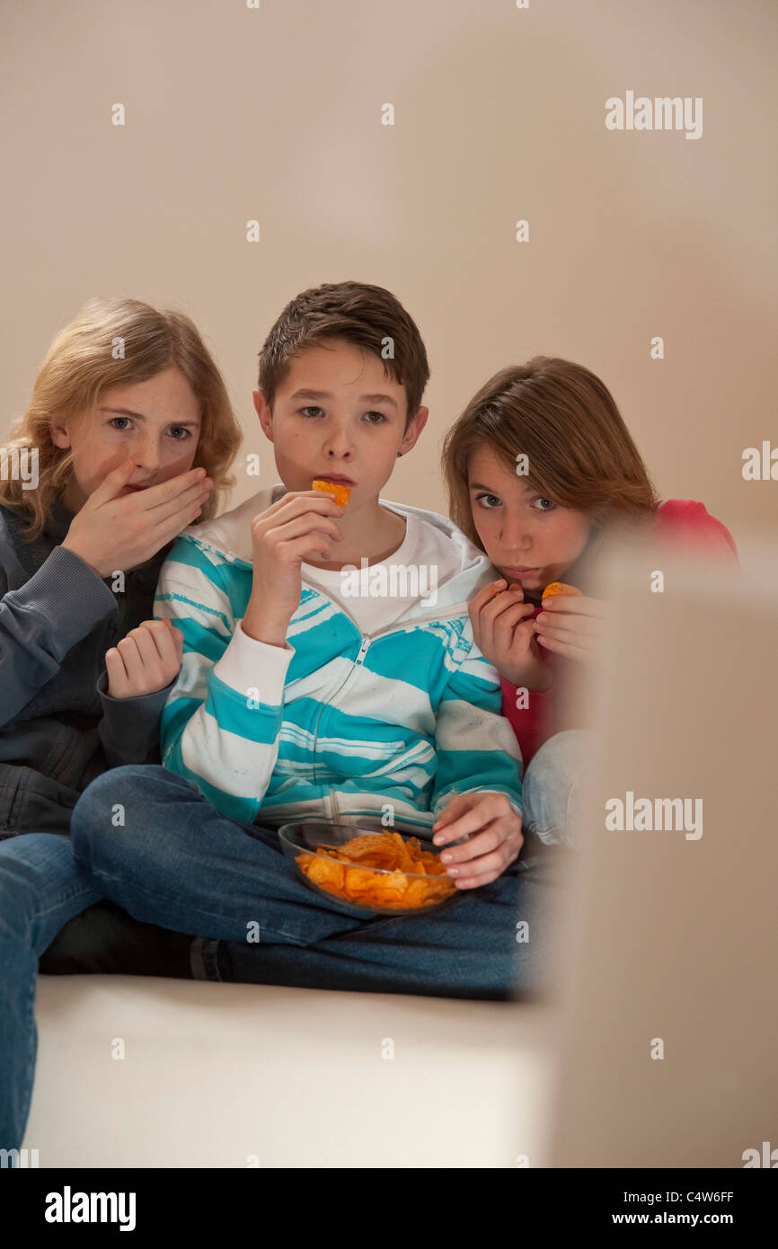 Les adolescents regardent la télévision, Mannheim, Baden-Wurttemberg, Germany Banque D'Images
