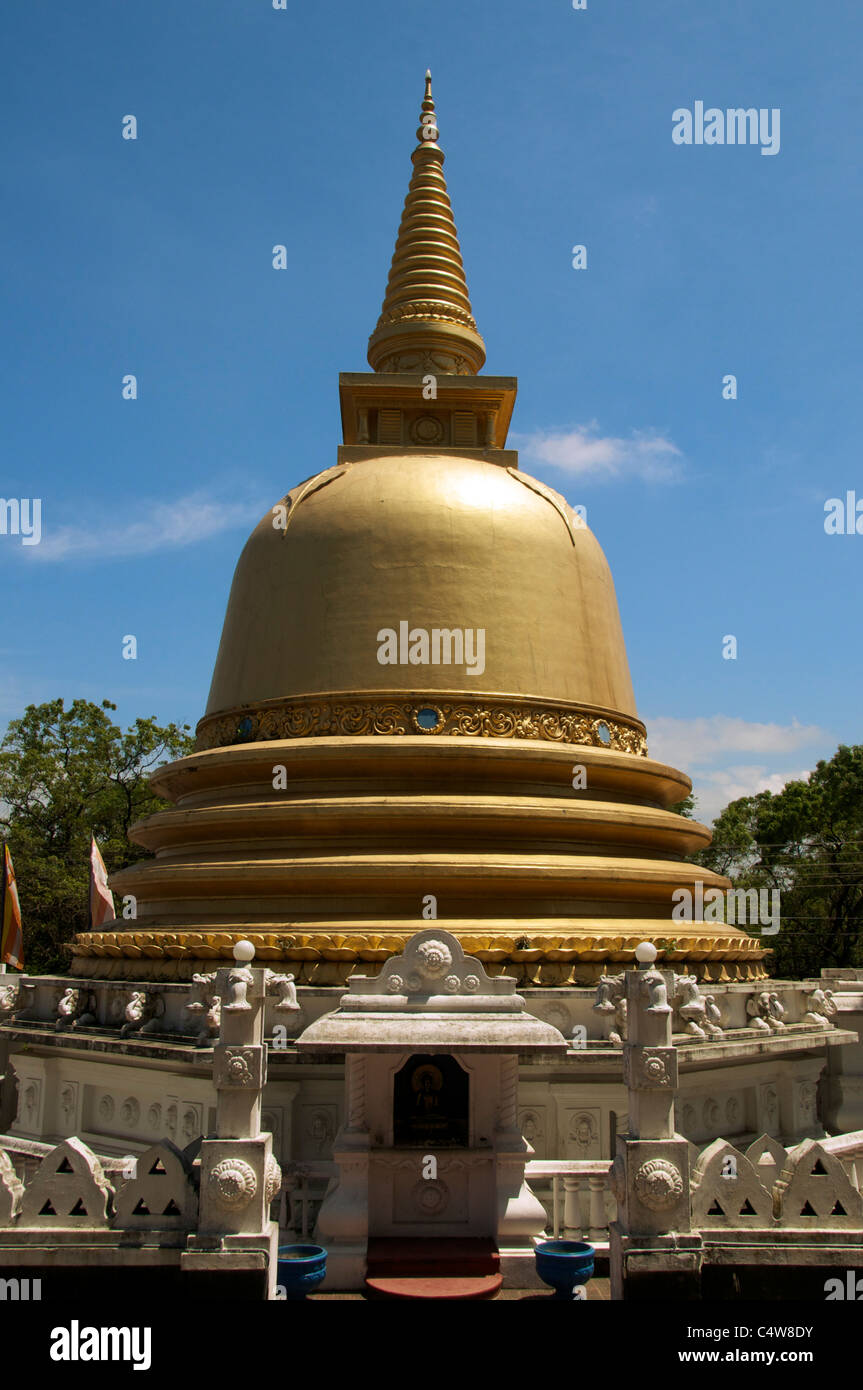 Stupa doré à l'entrée du complexe des Grottes de Dambulla Triangle Culturel Sri Lanka Banque D'Images