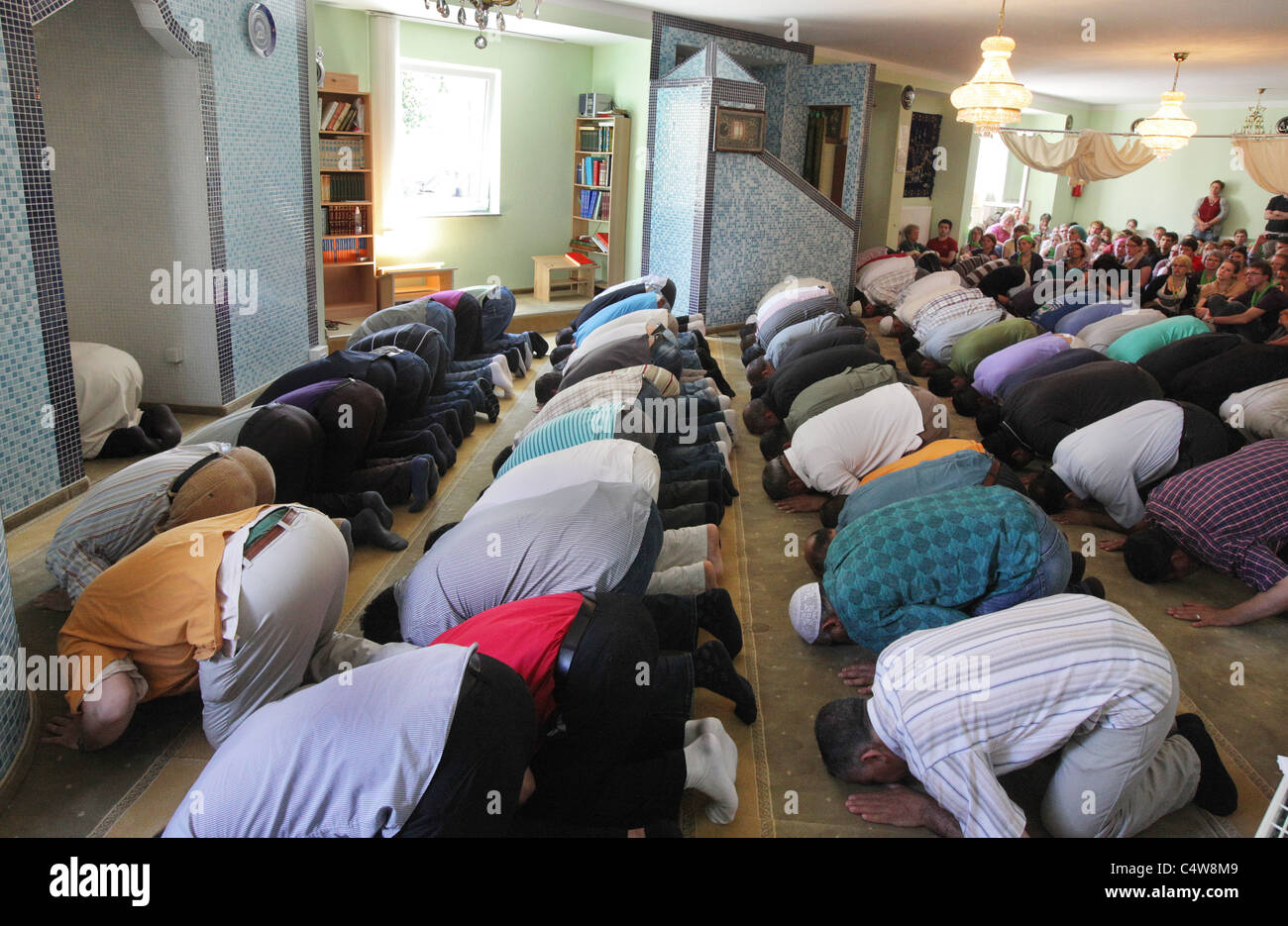 Les musulmans turcs (avant) observé par les chrétiens allemands (retour) au cours d'une prière du vendredi dans une mosquée à Dresde, Allemagne. Banque D'Images