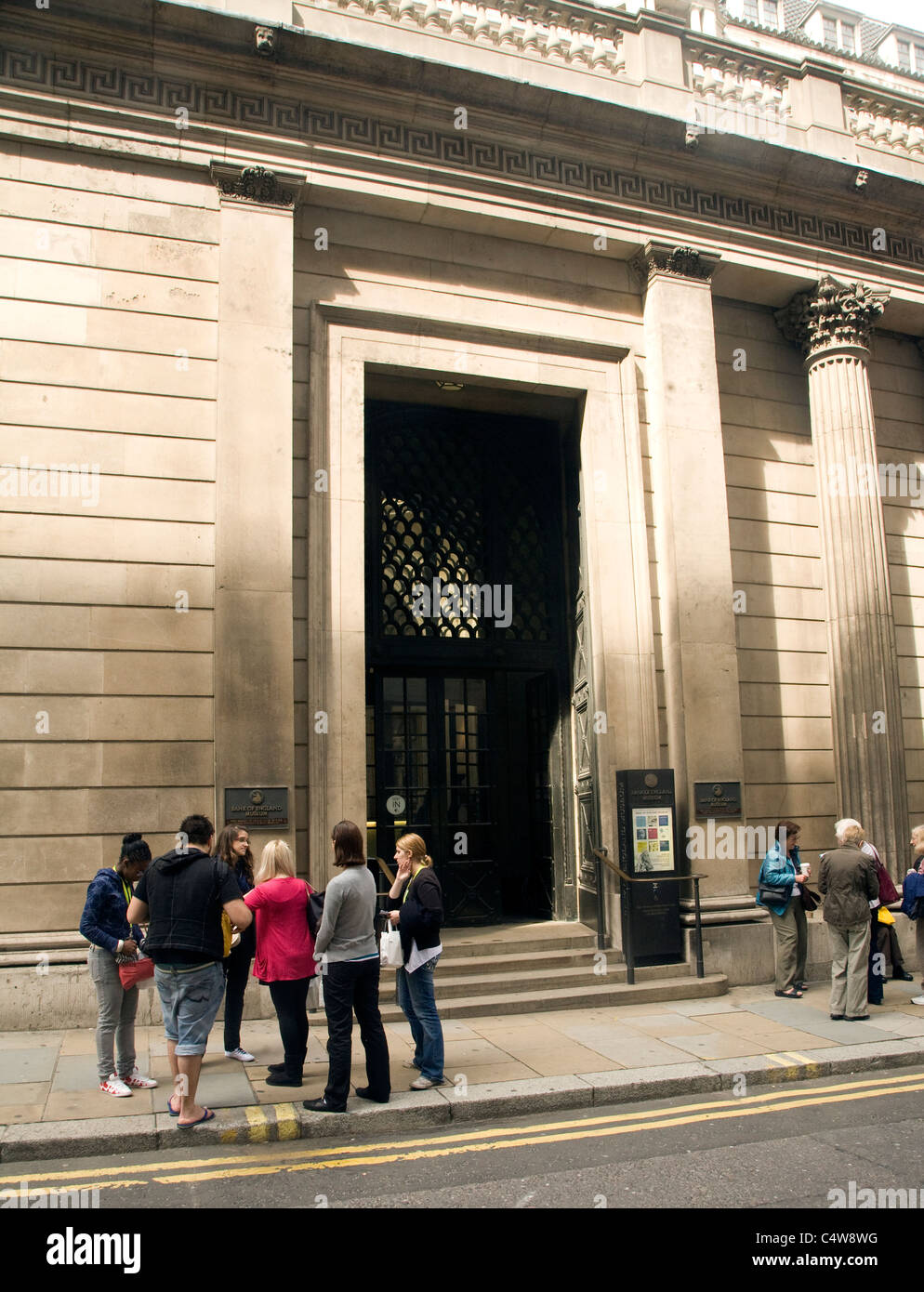 Les gens de l'extérieur entrée de Bank of England Museum, City of London, London Banque D'Images