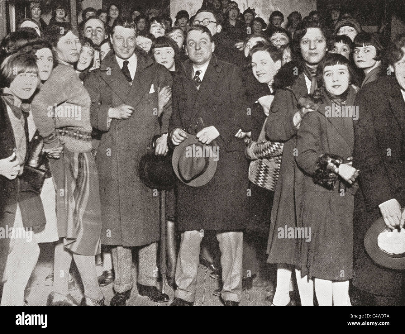 Le Prince de Galles, futur roi Édouard VIII, lors d'une visite à Pell Street Club, Street, East End, Londres, Angleterre en 1927. Banque D'Images