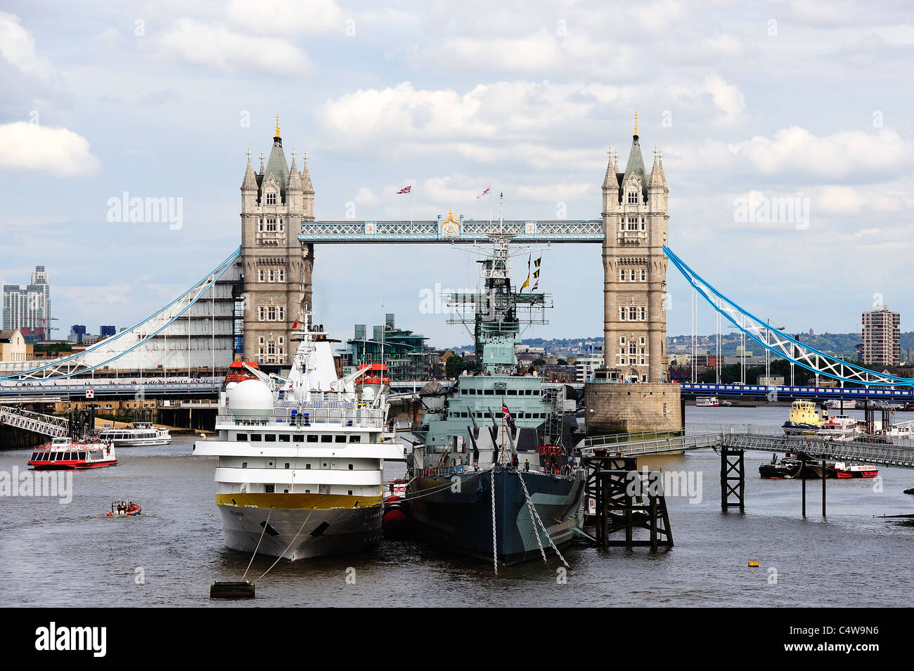Le HMS Belfast amarré à côté du London Tower Bridge Banque D'Images