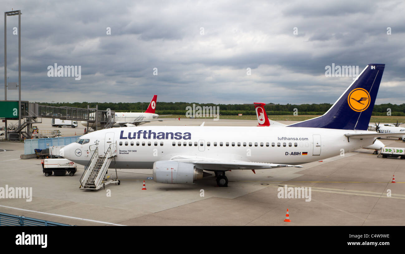 COLOGNE - le 23 juin : Boeing 737-500 pouvant accueillir prêt pour l'embarquement des passagers à l'aéroport de Cologne le 23 juin 2011 à Cologne, Allemagne. Banque D'Images