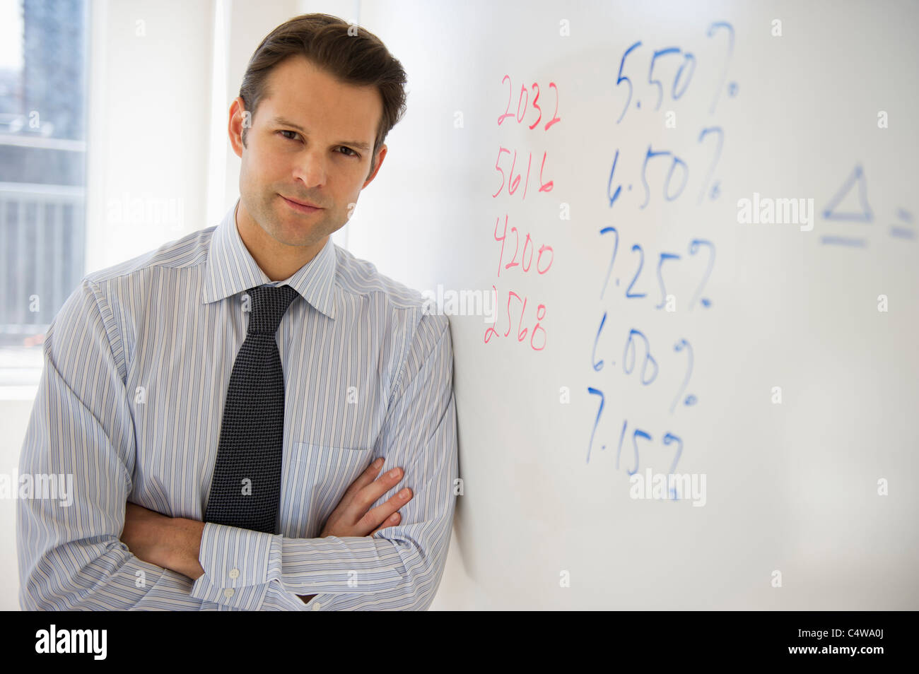 USA, New Jersey, Jersey City, portrait of businessman leaning against tableau blanc Banque D'Images