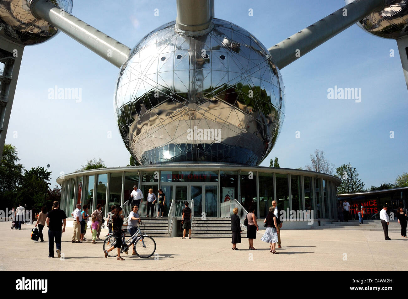 Les touristes à l'Atomium à Bruxelles Banque D'Images