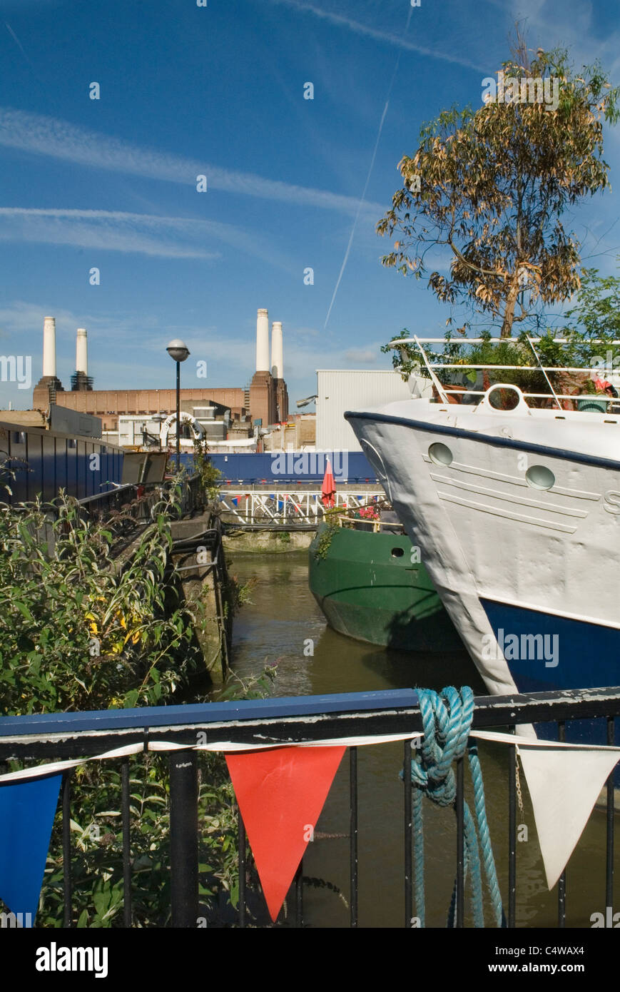 Tideway Village houseboats Nine Elms Battersea South London UK . Battersea Power Station en arrière-plan. HOMER SYKES Banque D'Images