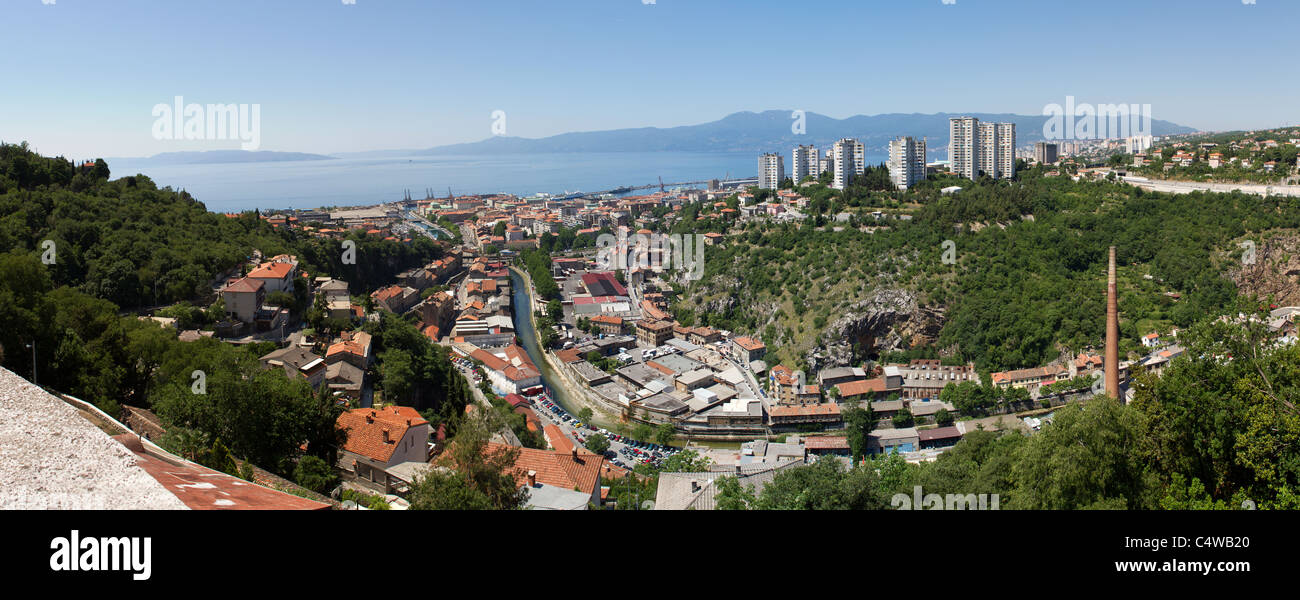 Large panorama de Rijeka, Croatie et voir à la baie de Kvarner Banque D'Images