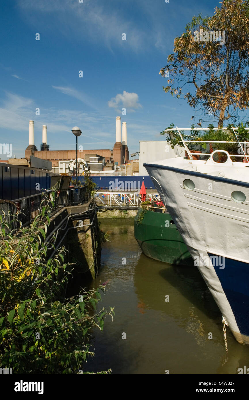 Tideway Village houseboats Nine Elms Battersea South London UK . Battersea Power Station en arrière-plan. HOMER SYKES Banque D'Images