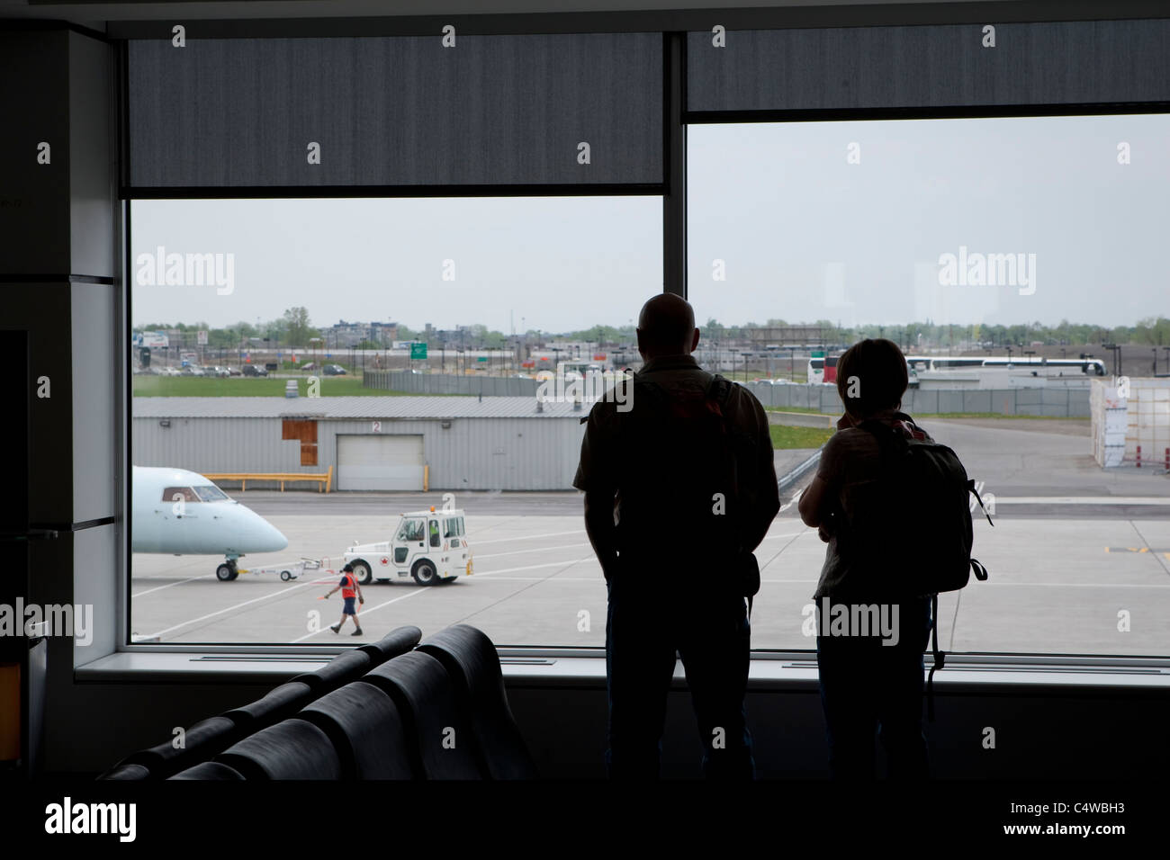 L'équipage de l'aéroport passagers regarder opération sur un avion d'Air Canada à l'aéroport Pierre-Elliott-Trudeau de Montréal Banque D'Images