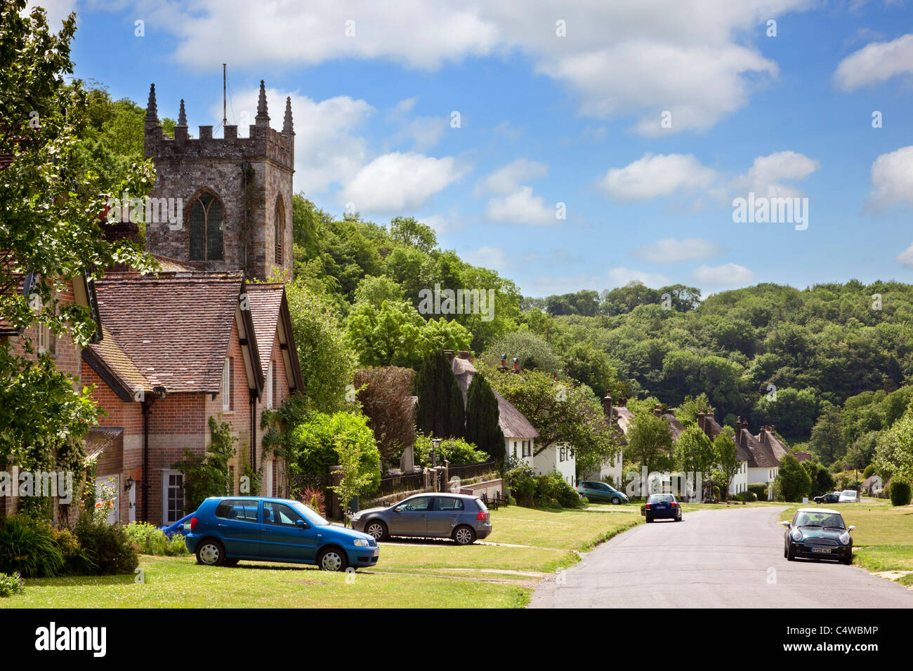 Beau village anglais de Milton Abbas dans le Dorset, Angleterre, RU avec chaumières et vieille église de village britannique Banque D'Images